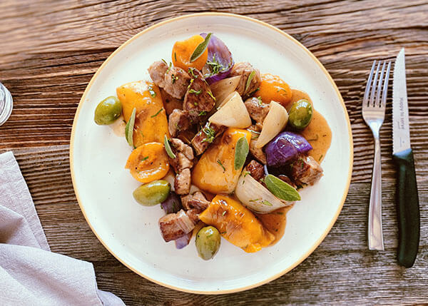 Sauté von Schweinefleisch mit Aprikosen, Paprika und Oliven