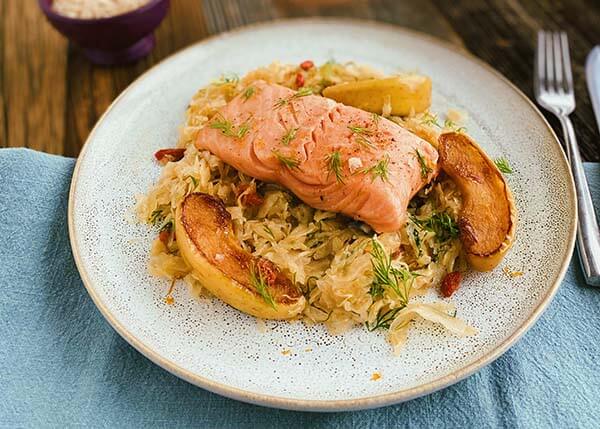 Geräucherter Lachs, Kohl und zarte Äpfel