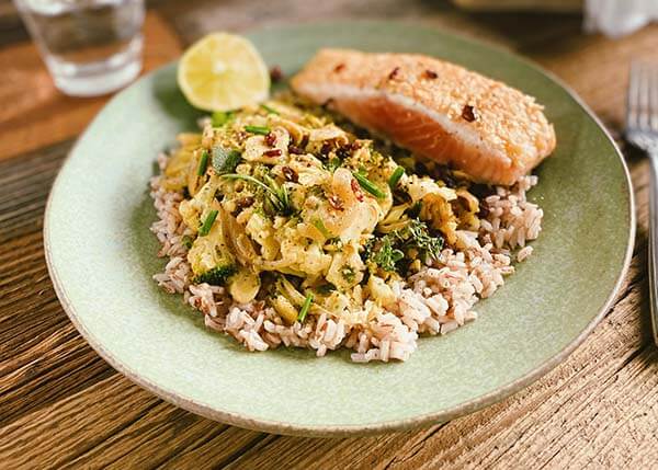 Confierter Lachs, Blumenkohl und Brokkoli, Reis mit Mandeln
