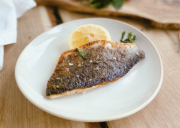Gegrilltes Wolfsbarschfilet mit Zitrone und Thymian