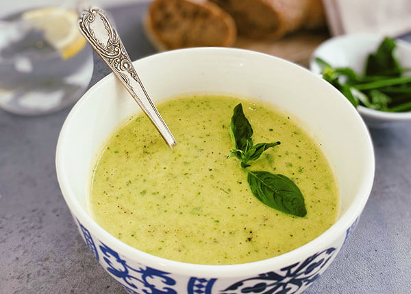 Soupe de courgette et pois au basilic