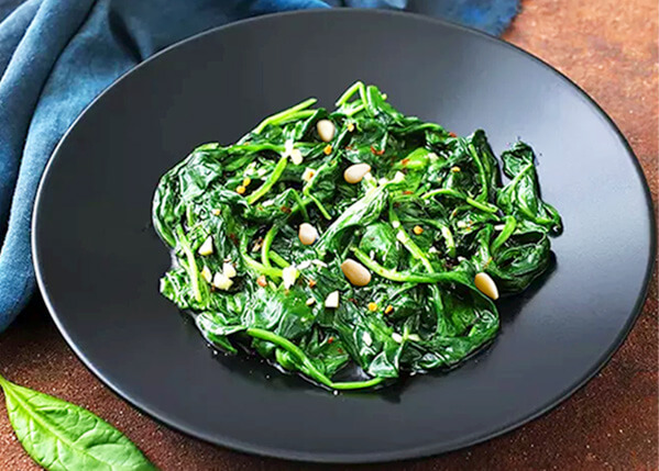 Spinattombée mit Haselnussöl und Pinienkernen