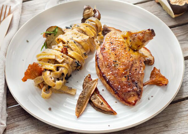 Hähnchenbrustfilet, Tagliatelle mit Waldpilzen