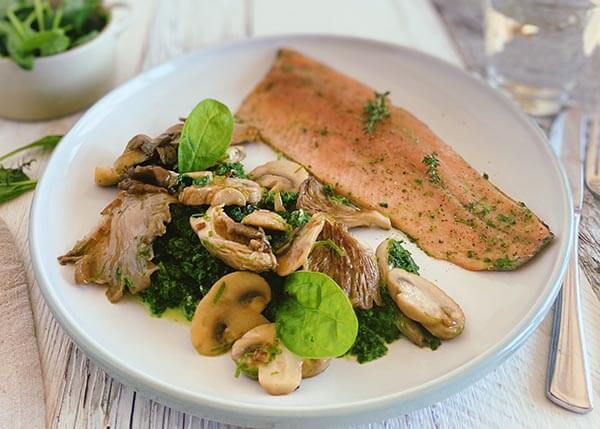 Filet de truite, épinards et champignons grillés au four