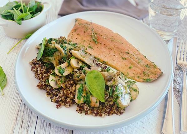 Forellenfilet, knusprige Quinoa und im Ofen geröstete Pilze