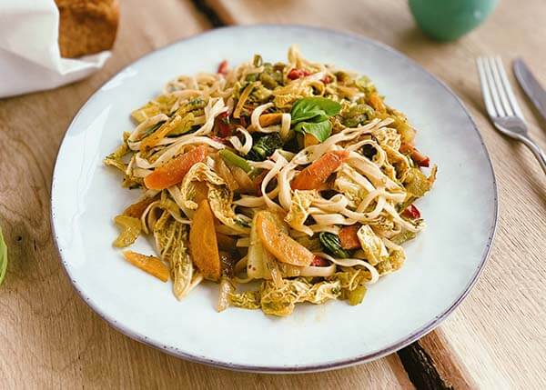 Légumes et nouilles sautés légumes de saison