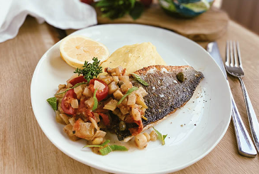 Gegrilltes Wolfsbarschfilet mit Kapern, Fenchel, Tomaten, Mousseline