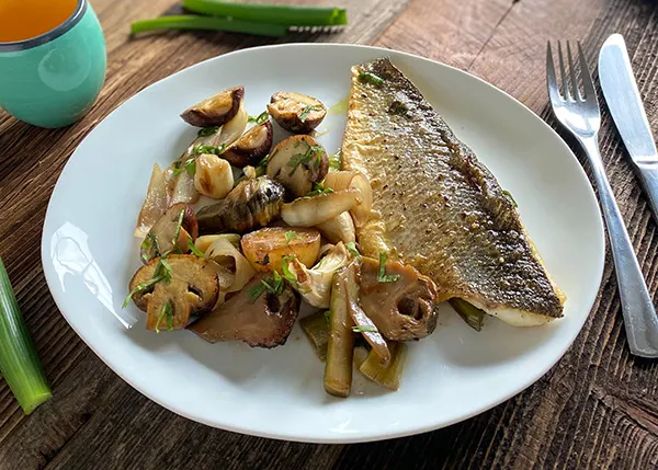 Wolfsbarsch, Artischocken und Kartoffeln