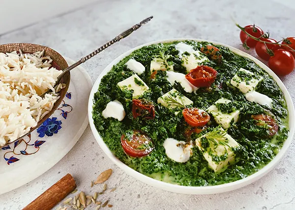 Palak Paneer und duftender indischer Reis