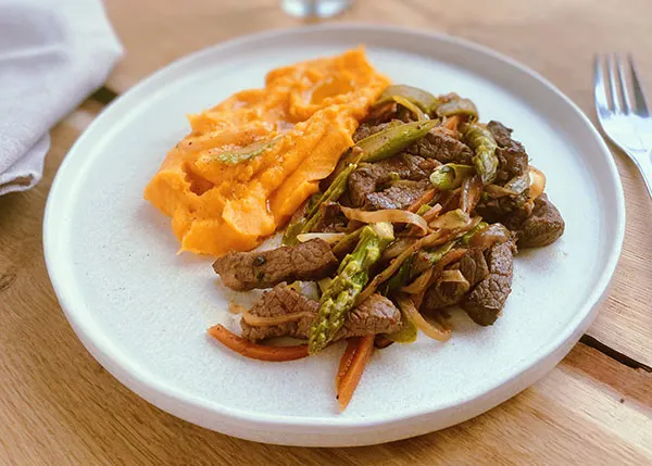 Sauté von Rindfleisch und Frühlingsgemüse